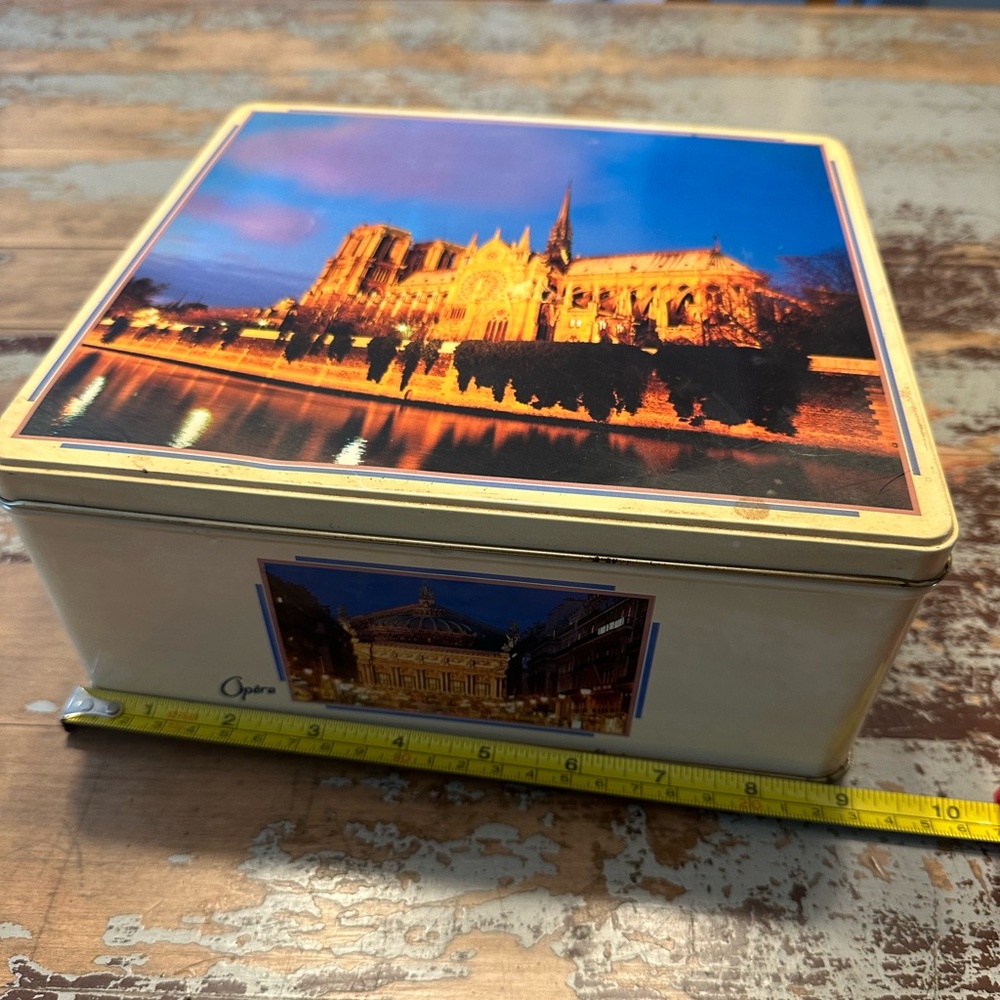 Vintage Parisian Tin! Excellent condition, features major scenes in Paris!
